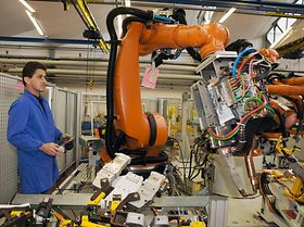 Techniker steuert Industrieroboter