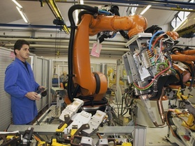 Techniker steuert Industrieroboter