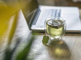 Tee Teebeutel Glas Laptop Schreibtisch Lösung