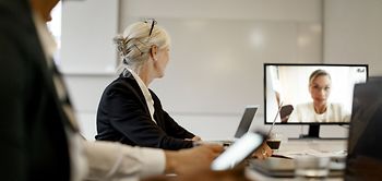 Teilnahme an Videokonferenz Geschäftsfrau