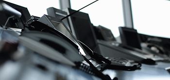 Telefon, Mikrofon und Monitore im Tower eines Flughafens