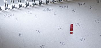 Termin in Kalender mit rotem Ausrufezeichen_