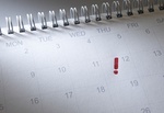 Termin in Kalender mit rotem Ausrufezeichen