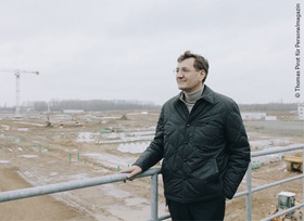 Gunnar Kilian auf der Baustelle der ersten Batteriefabrik Deutschlands in Salzgitter