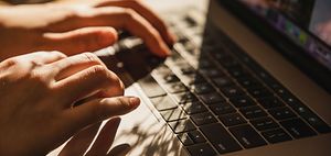 Tippen auf Laptop