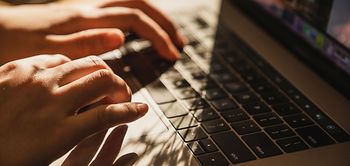 Tippen auf Laptop