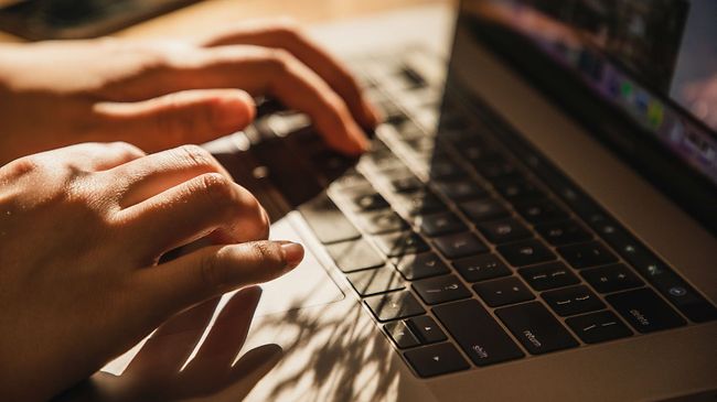 Tippen auf Laptop