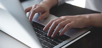 tippende Hände auf der Tastatur