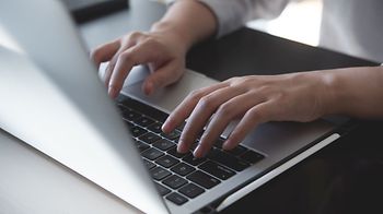 tippende Hände auf der Tastatur