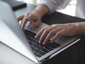 tippende Hände auf der Tastatur