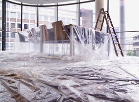 Tisch und Stühle mit Folie bedeckt