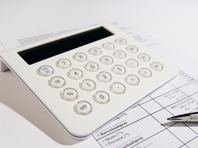 Tischrechner auf Rechnung