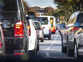 traffic jam in the city Stau PKW Großstadt Pendler