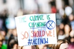 Transparent Schild "Climate ist canging, act now"