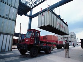 Transportfahrzeug wird mit Schiffscontainer beladen
