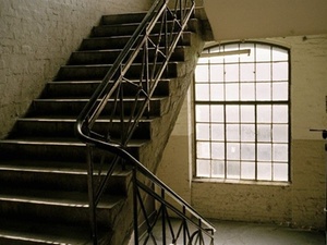 Wann ist ein Sturz im Treppenhaus (k)ein Arbeitsunfall?