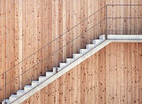 Treppe an Holzfassade