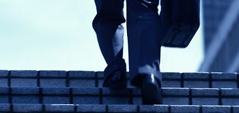 Treppe, Detail Beine eines Mannes im Anzug