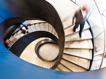 Treppe mit Menschen verschwommen