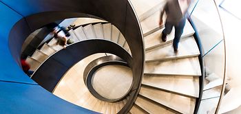 Treppe mit Menschen verschwommen