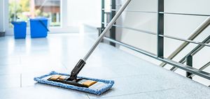 Treppenhaus Flur Reinigung Wischer Eimer