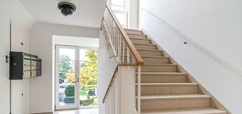 Treppenhaus Mehrfamilienhaus hell Überwachungskamera