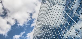 Bürogebäude Fassade Wolke