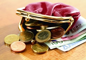 Geldbeutel mit Euromuenzen und Scheinen