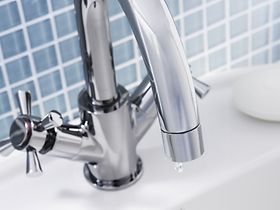 Tropfender Wasserhahn eines Waschbeckens