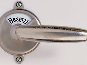 Tuerklinke eines WC, Anzeige Besetzt