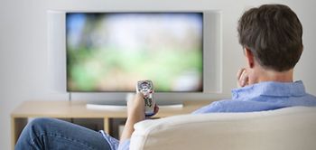 TV Mann Fernsehen Fernbedienung Sessel
