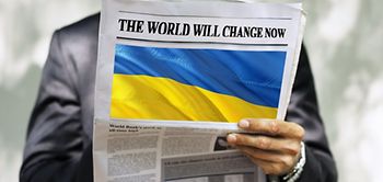 Ukraine Flagge Zeitung "The world will change now"