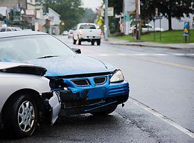 Unfall blauer und silberner Wagen seitlich frontal gegeneinander