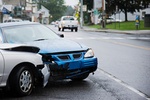 Unfall mit einem blauen und einem silbernen Auto seitlich frontal gegeneinander