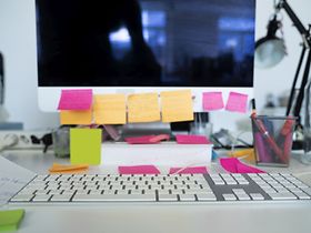 Unordentliche Workstation im Büro