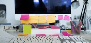 Unordentliche Workstation im Büro