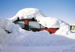 Unter Schnee begrabenes Auto