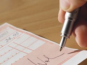 Unterschreiben eines Rezeptes