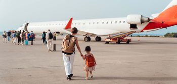 Urlaub_Flugzeug_boarding_Mutter_Kind