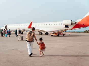 Urlaub_Flugzeug_boarding_Mutter_Kind