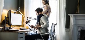 Vater arbeitet im HomeOffice