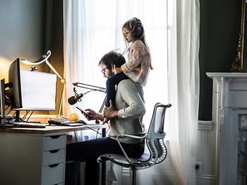 Vater arbeitet im HomeOffice