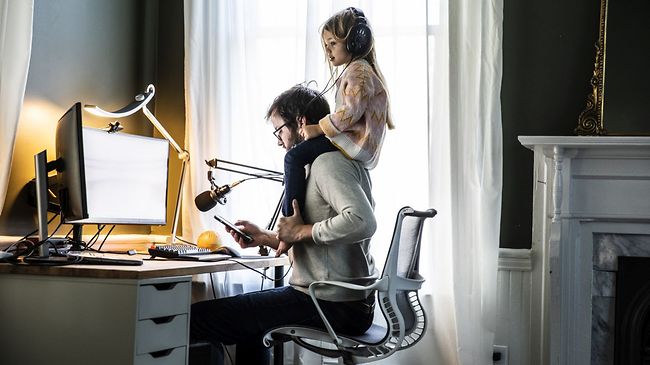 Vater arbeitet im HomeOffice