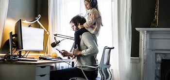 Vater arbeitet im HomeOffice