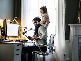 Vater arbeitet im HomeOffice