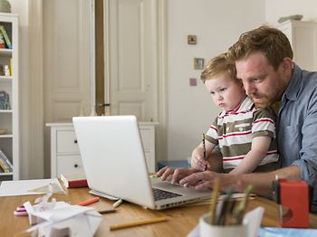 Vater arbeitet mit Sohn