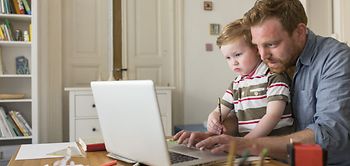 Vater arbeitet mit Sohn