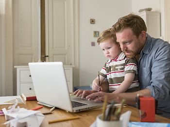 Vater arbeitet mit Sohn