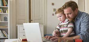 Vater arbeitet mit Sohn