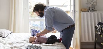 Vater kümmert sich um Baby Sohn zuhause
